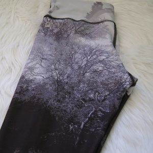 Fabletics Pants - Fabletics forest lightning capris leggings sz L Fabletics Pants - Fabletics forest lightning capris leggings sz L